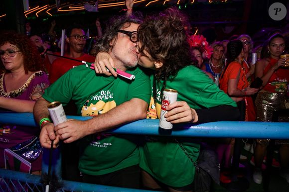 Carnaval 2025: Bárbara Paz deu beijo no namorado durante desfile na Sapucaí