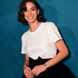 O visual de Bruna Marquezine para circular por Milão foi assinado pelo stylist Pedro Sales, enquanto Marcelo aparece nos créditos de assistência de moda, segundo as informações do perfil BMarquezineCloset