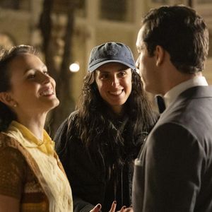 Diretora Nathalia Ribas ensaia com Celso (Rainer Cadete) e Estela (Larissa Manoela)