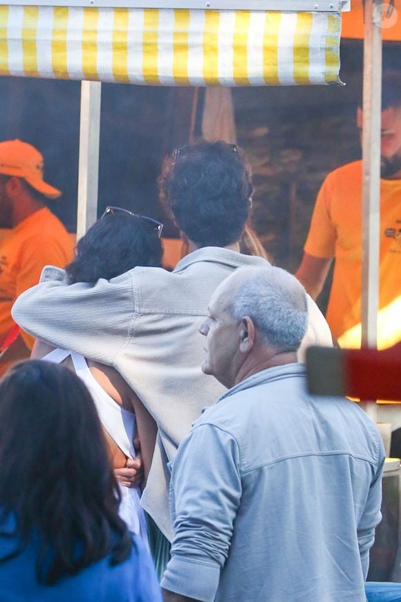 Shawn Mendes não econimizou nos carinhos com Bruna Marquezine