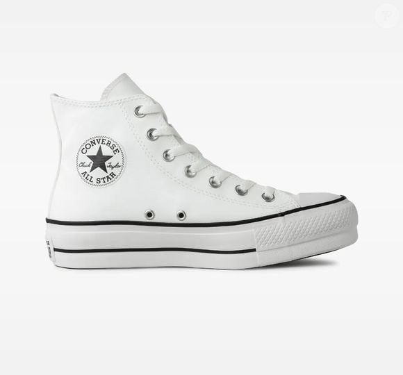 Infelizmente, a tênis na cor Cloud Dancer ainda não chegou em solo brasileiro. Mas enquanto isso, o modelo Chuck Taylor Lift todo branco segue firme como um dos mais desejados do guarda-roupa feminino