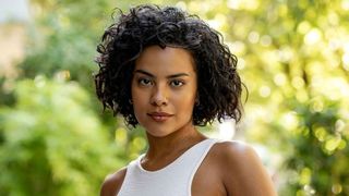 Após críticas por Maria de Fátima em 'Vale Tudo', Bella Campos revela superstição para afastar energias negativas. Veja foto!