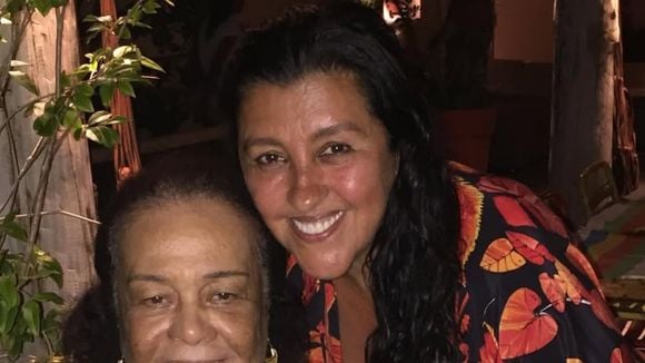 'Meu coração dói': morte da ialorixá Mãe Carmen, líder do Terreiro do Gantois, aos 98 anos abala Regina Casé: