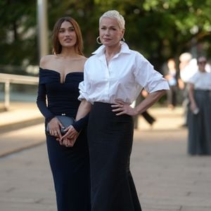 No dia 14 de setembro, Xuxa Meneghel e Sasha Meneghel acompanharam o desfile da coleção Primavera 2027 da Carolina Herrera, realizado no David H. Koch Theatre