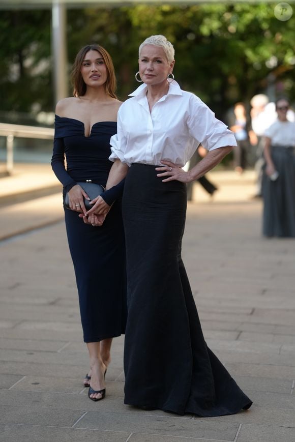 No dia 14 de setembro, Xuxa Meneghel e Sasha Meneghel acompanharam o desfile da coleção Primavera 2027 da Carolina Herrera, realizado no David H. Koch Theatre