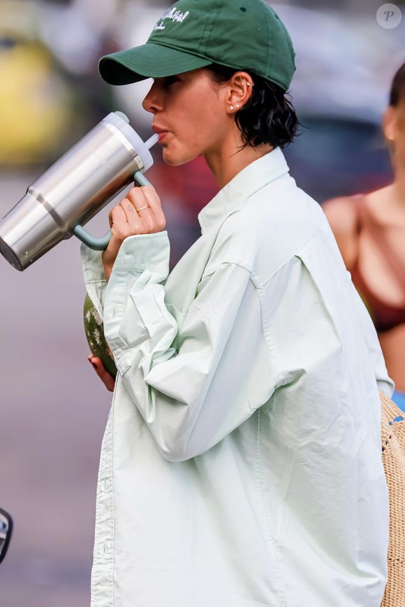 Neste sábado (07), Bruna Marquezine exibiu seu novo visual ao ser flagrada pela orla de uma praia na zona sul do Rio de Janeiro