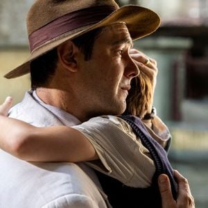 Candinho e Samir têm reencontro emocionante na novela Êta Mundo Melhor