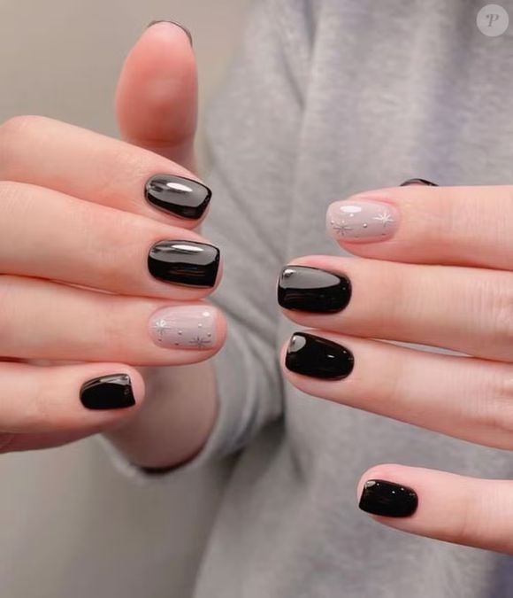 Decorações em uma unha filha única permitem que se brinque com diferentes estilos