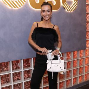 Elegante, Silvia Braz posou com um look all black e combinou as peças com uma bolsa estilosa
