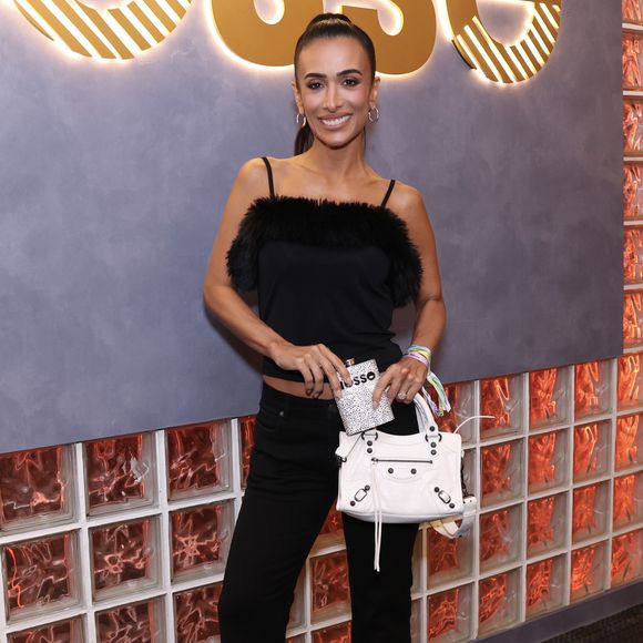 Elegante, Silvia Braz posou com um look all black e combinou as peças com uma bolsa estilosa