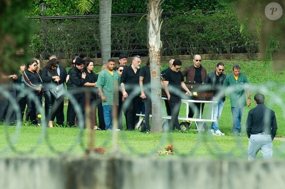 Filho de Rick, João Henrique participa do cortejo e ajuda a carregar o caixão do cantor