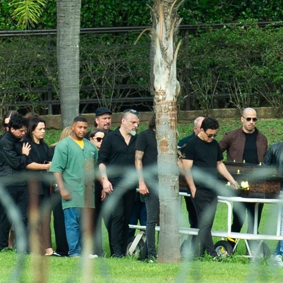 Filho de Rick, João Henrique participa do cortejo e ajuda a carregar o caixão do cantor