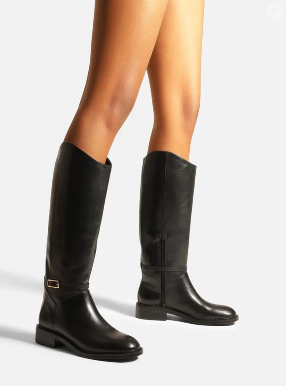 Se existe uma combinação infalível no meu guarda-roupa, é a minissaia com botas de cano alto.