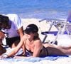Em clima de romance, Agatha Moreira e Rodrigo Simas curtiram uma folga na Praia da Barra da Tijuca e protagonizaram momentos de carinho