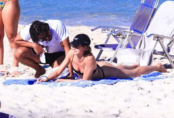 Em clima de romance, Agatha Moreira e Rodrigo Simas curtiram uma folga na Praia da Barra da Tijuca e protagonizaram momentos de carinho