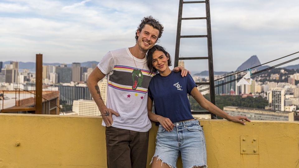 Bruna Marquezine e Shawn Mendes surgem apaixonados em novas fotos