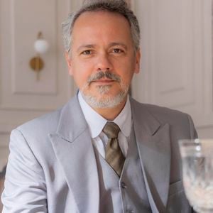 Danton Mello está no ar em 'Garota do Momento' com o personagem de Raimundo, um homem machista.