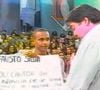 Faustão teve a atenção chamada por Mano Junior, cantor que levou um cartaz para a plateia do 'Domingão' em julho de 1999
