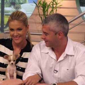 2006 - Em um dos aniversários de Ana Hickmann, a apresentadora foi surpreendida pelo marido, Alexandre Correa, que entrou no palco do Hoje em Dia  para lhe dar uma mascotinha de presente