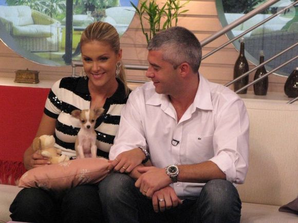 2006 - Em um dos aniversários de Ana Hickmann, a apresentadora foi surpreendida pelo marido, Alexandre Correa, que entrou no palco do Hoje em Dia  para lhe dar uma mascotinha de presente