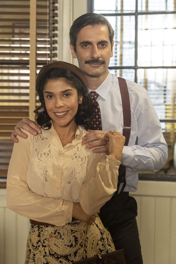 Olga (Maria Carol Rebello) - Mulher de Araújo (Flavio Tolezani), incentiva o marido a desviar dinheiro da fábrica por pura ambição.