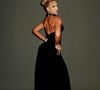 Virginia Fonseca usa vestido preto longo com capa transparente na festa de 5 anos da WePink, em São Paulo