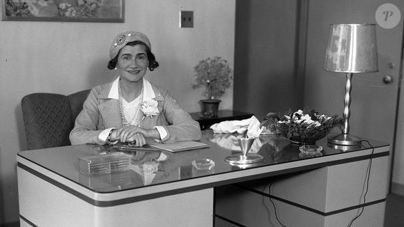 A famosa frase foi atribuída a Coco Chanel pelo suplemento Maximes et Sentences, da revista Vogue, publicado em Paris em setembro de 1938