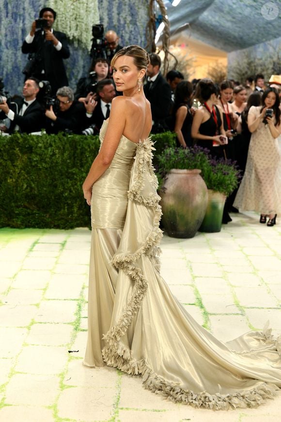 Margot Robbie no Met Gala 2026 entregou beleza, como sempre, em um look fluido que praticamente deu match com a escadaria do Metropolitan Museum of Art