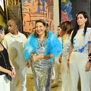 Janja chegou à Marquês de Sapucaí pronta para desfilar em homenagem a Lula, mas desistir de cruzar a avenida de última hora