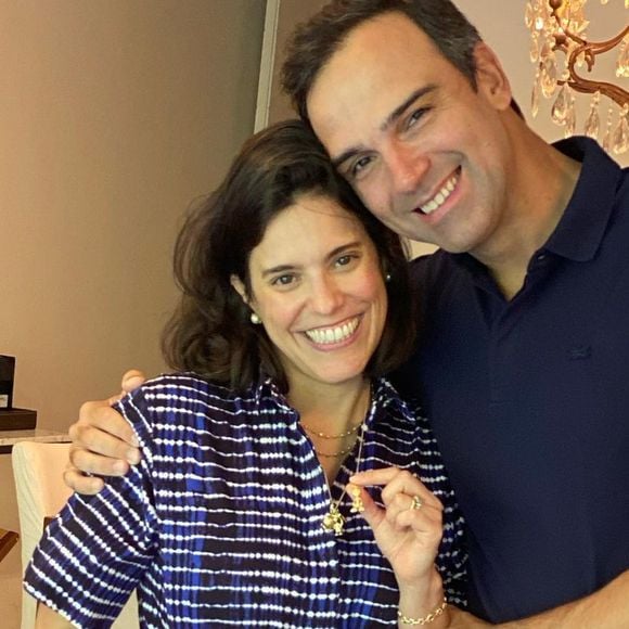 Ana Cristina, esposa de Tadeu Schmidt, prefere o anonimato e mantém perfil privado nas redes sociais, longe dos holofotes da fama.