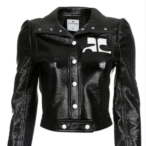 Para um evento no Rio de Janeiro, a atriz escolheu um conjunto preto de couro, composto por blusa e minissaia, complementado por uma jaqueta de vinil da marca francesa Courrèges, uma de suas peças favoritas.