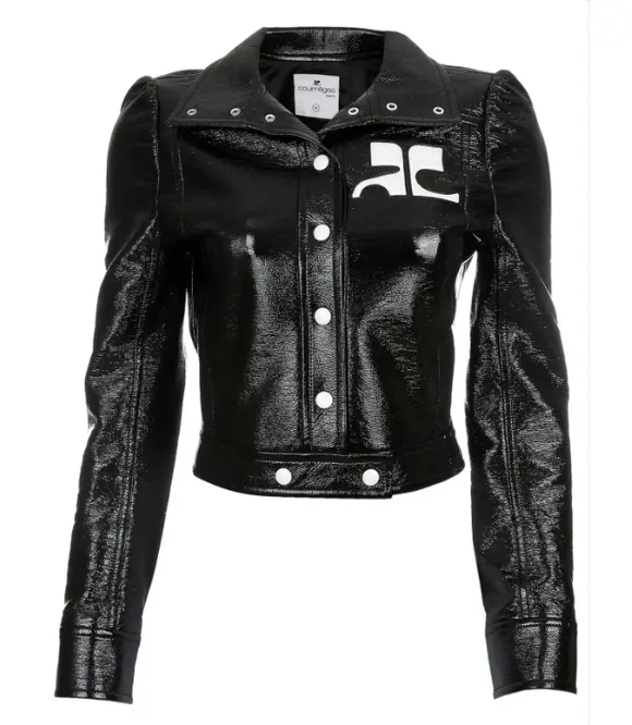 Para um evento no Rio de Janeiro, a atriz escolheu um conjunto preto de couro, composto por blusa e minissaia, complementado por uma jaqueta de vinil da marca francesa Courrèges, uma de suas peças favoritas.