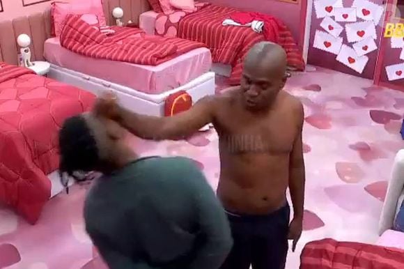 ‘BBB 26’: Edilson Capetinha empurrou o rosto de Leandro depois que a discussão escalonou