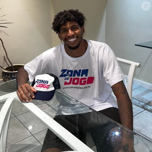 Hugo Souza, goleiro do Corinthians, assumiu publicamente o namoro com Rauany Barcellos.