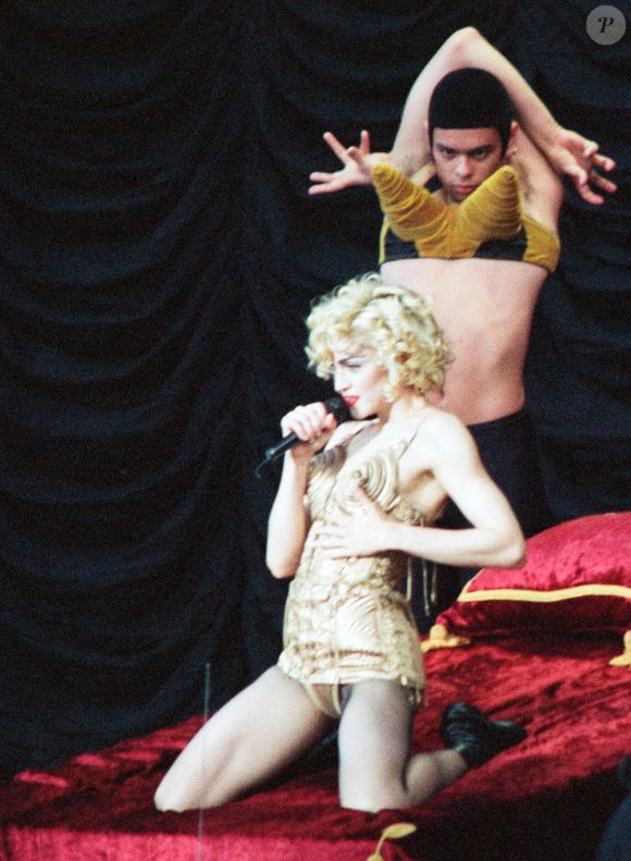Madonna simulava masturbação, exorcismo e cantava em um altar de uma igreja na turnê 'Blond Ambition'. Mais uma excomunhão