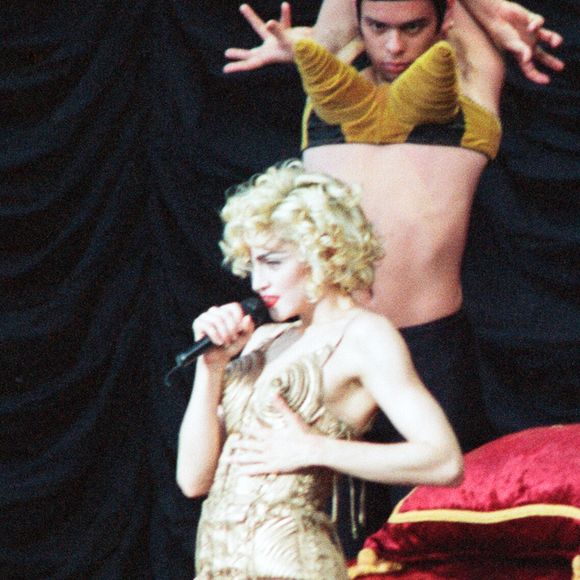Madonna simulava masturbação, exorcismo e cantava em um altar de uma igreja na turnê 'Blond Ambition'. Mais uma excomunhão