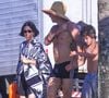 Alexandre Nero foi à praia com a mulher, Karen Brusttolin e o filho mais velho, Noa