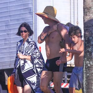 Alexandre Nero foi à praia com a mulher, Karen Brusttolin e o filho mais velho, Noa
