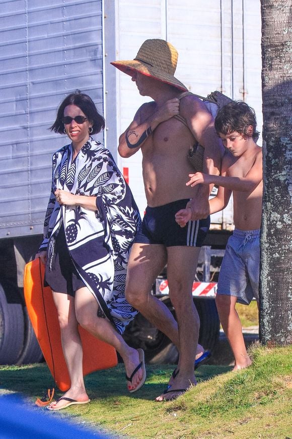 Alexandre Nero foi à praia com a mulher, Karen Brusttolin e o filho mais velho, Noa