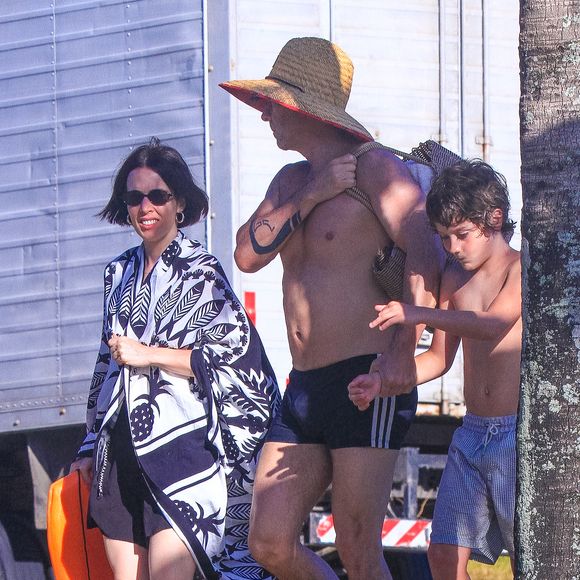 Alexandre Nero foi à praia com a mulher, Karen Brusttolin e o filho mais velho, Noa
