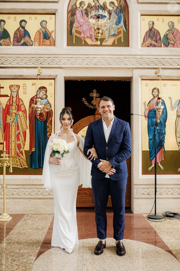 Casamento da filha de Petkovic: jogador e a caçula, Inês, posam para foto em igreja da Sérvia após cerimônia no religioso