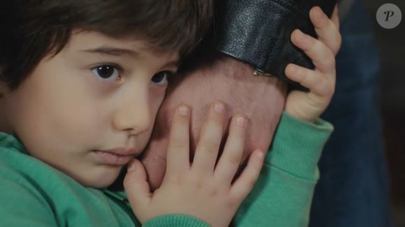 Bahar tenta acalmar os filhos depois que um carro entra na rua em alta velocidade na novela 'Força de Mulher' na segunda-feira, 17 de fevereiro de 2025