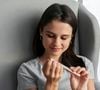 Esmaltes de efeito ultra glow são uma ótima opção para aderir a esta tendência