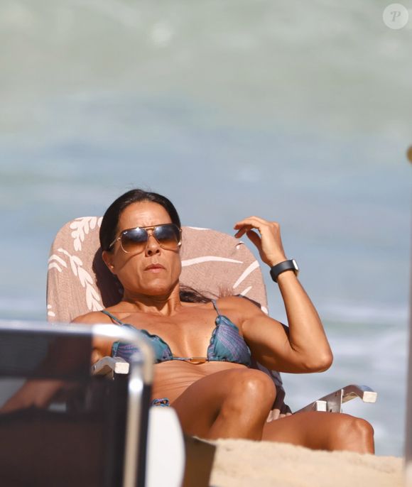 Âncora do 'RJ2', da Globo, Mônica Teixeira aproveitou para renovar o bronzeado em manhã de sol no Rio de Janeiro em 6 de maio de 2025