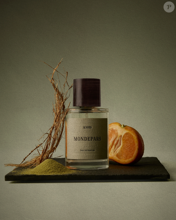 A primeira fragrância criada pela Mondepars reúne laranja amarga, bergamota, matcha, figo, cassis, cedro e coco em uma composição amadeirada inspirada na atmosfera contemplativa da cerimônia do matcha de Kyoto