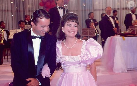 Maria do Carmo (Regina Duarte) realiza seu sonho ao se casar com Edu (Tony Ramos) na novela 'Rainha da Sucata'