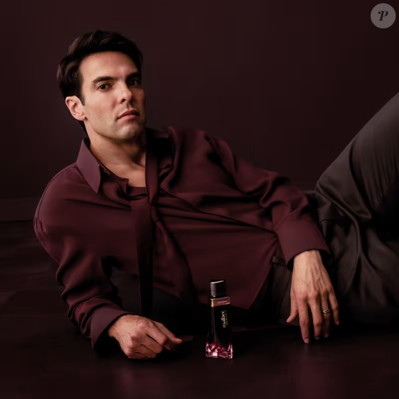 O Boticário destaca que o Malbec Eau de Parfum, estrelado pelo ex-jogador Kaká como rosto da campanha, amplia a percepção de exclusividade da linha ao combinar ingredientes selecionados, alta concentração e uma assinatura olfativa elegante e duradoura