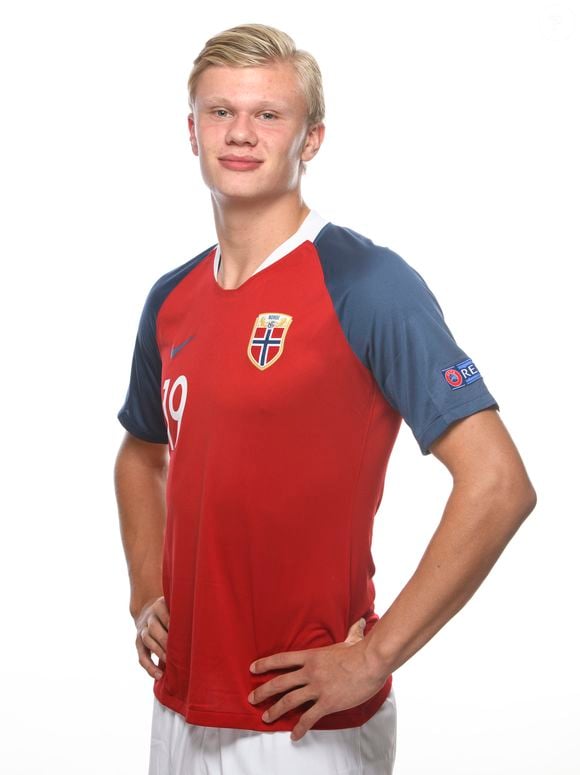 Primeira aparições de Haaland na seleção da Noruega foram com um visual bem diferente