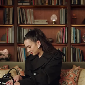 Entre os objetos revelados por Dua Lipa estão cartas de tarô, que a cantora usa para entretenimento e reflexão durante as viagens