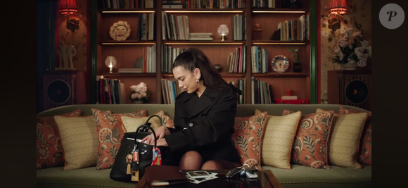 Entre os objetos revelados por Dua Lipa estão cartas de tarô, que a cantora usa para entretenimento e reflexão durante as viagens